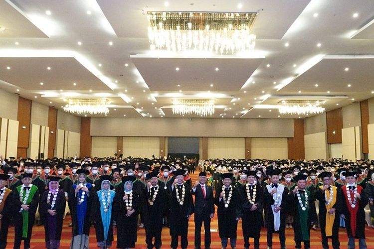 Puluhan mahasiswa Universitas Muhammadiyah Surabaya (UM Surabaya) dinyatakan lulus tanpa mengerjakan skripsi pada wisuda Oktober UM Surabaya 2022, Sabtu (29/10/22).
