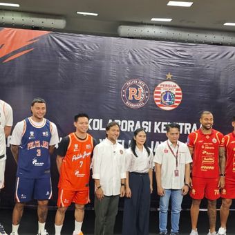 Kolaborasi lintas cabang olahraga antara Pelita Jaya dengan Persija Jakarta
