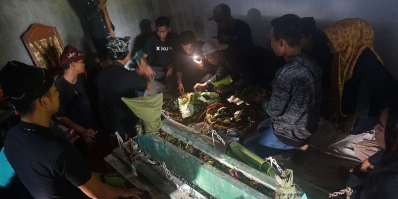 Selamatan di makam Buyut Surat, sesepuh dusun Mondoluko Banyuwangi