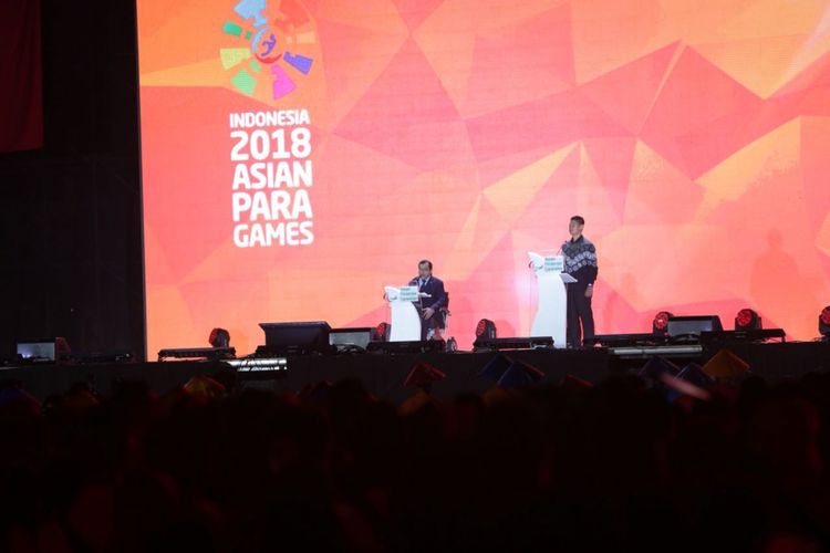 Presiden Komite Paralimpiade Asia (APC), Majid Rashed (kiri), saat menyampaikan sambutan pada Upacara Penutupan Asian Para Games 2018 di Stadion Madya, Senayan, Jakarta, Sabtu (13/10/2018).