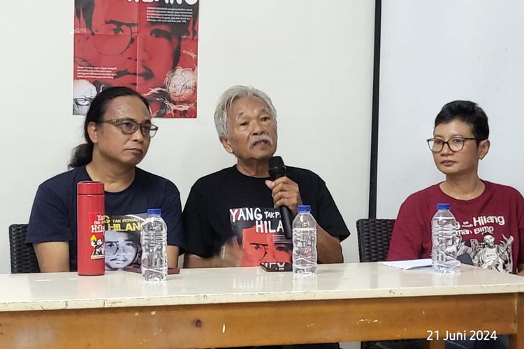 Utomo Raharjo (tengah) ayah korban penghilangan paksa atau penculikan 1998, Bimo Petrus saat konferensi pers di Kantor Kontras, Jakarta Pusat, Jumat (21/6/2024).