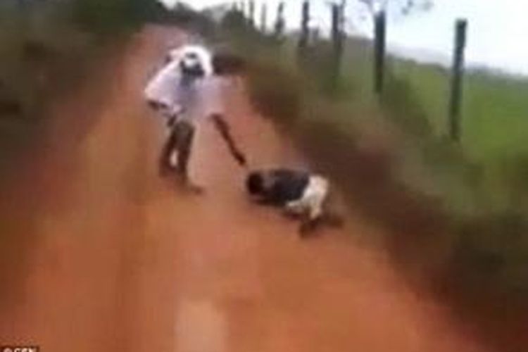 Foto yang diambil dari rekaman video ini memperlihatkan saat-saat salah satu dari tiga remaja Brasil menembak kepala Marcos Monteiro (18) yang dituduh menjadi informan polisi.
