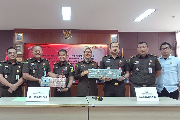 Kejari Tangsel sita uang penerimaan negara bukan pajak (PNBP) sekitar Rp 2 Miliar dari berbagai penanganan perkara yang telah inkrah. Dana tersebut nantinya akan disetorkan ke kas negara. Hal itu disampaikan Kepala Kejari Tangsel Silpia Rosalina di Kantor Kejari Tangsel, Kamis (13/10/2022). 