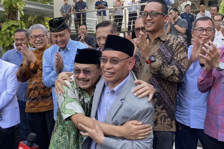 Rektor Unair, Prof. M. Nasih (kanan) dan Prof. Budi Susanto, Selasa (9/7/2024).