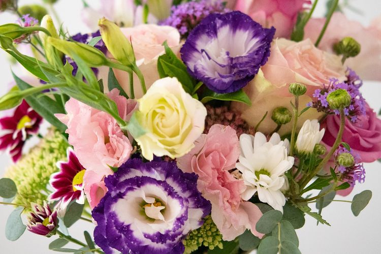 Ilustrasi bunga potong di dalam vas. 