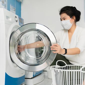 Ilustrasi mesin cuci bukaan depan, mencuci pakaian dengan mesin cuci bukaan depan. 
