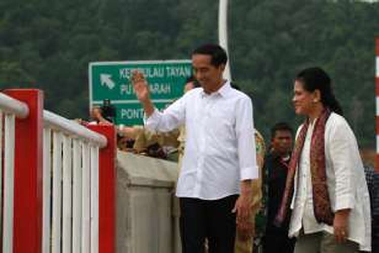 Presiden Joko Widodo dan Ibu Negara Iriana Jokowi melihat konstruksi Jembatan Kapuas Tayan di Kecamatan Tayan, Kabupaten Sanggau, Kalimantan Barat, Selasa (22/3/2016).