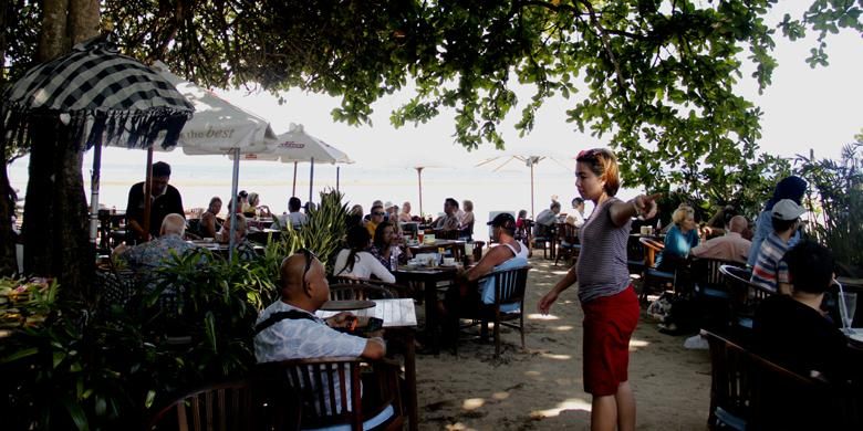 Luhtu Coffee Shop berada di pinggir Pantai Sindhu yang juga masih satu garis dengan Pantai Sanur. Di sana, wisatawan bisa menikmati sajian kopi, teh, jus, milkshake, kue-kue seperti brownies, orange cake, apple pie, blueberry pie dan aneka makanan ringan lainnya.