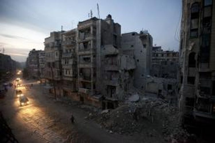 FILE - Saat petang di daerah yang dikuasai oposisi Suriah di Aleppo, 29 November 2012. Bangunan tampak hancur termasuk RS Dar Al-Shifa. Foto ini salah satu dari 20 foto karya fotografer AP yang memenangkan Pulitzer Prize 2013 kategori foto Breaking News.