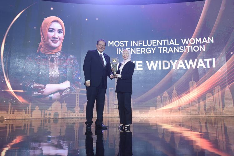 Direktur Utama Pertamina Nicke Widyawati mendapatkan penghargaan Most Influential Woman In Energy Transition dalam acara Penghargaan CNBC Indonesia Awards 2023 di Ballroom Westin, Rabu (13/12/2023).