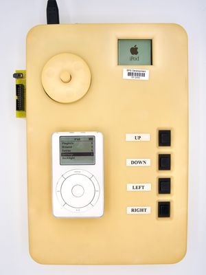 Perbandingan ukuran prototipe iPod dengan iPod generasi pertama.