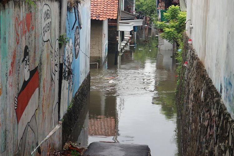 Rumah warga di pinggiran Kali Sekretaris Jakarta Barat masih tergenang banjir hingga pukul 13.00 WIB, Rabu (1/1/2020).