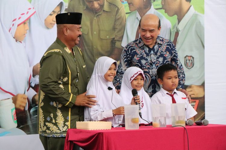 Satrijo Tanudjojo, CEO Global Tanoto Foundation (kanan) dan Edi Damansyah, Bupati Kutai Kartanegara, Kalimantan Timur (kiri), ikut melakukan percobaan gaya gravitasi bersama siswa SDN 012 Tenggarong saat unjuk karya praktik baik Program Pintar.