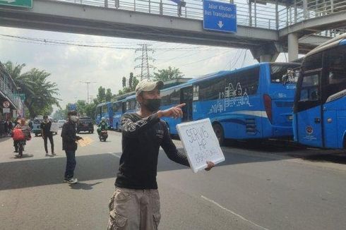 Tukang Service HP di PGC Turun ke Jalan Gara-gara Mall Tutup, Polisi Bagikan Sembako