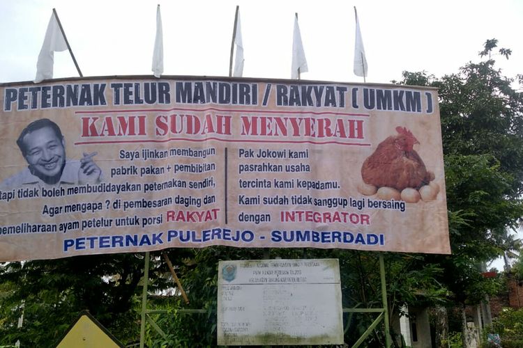 Spanduk berisi keluhan peternak ayam petelur rakyat terpasang di puluhan titik di wilayah Suruhwadang, Kecamatan Kademangan, Kabupaten Blitar, Jumat (18/2/2022)