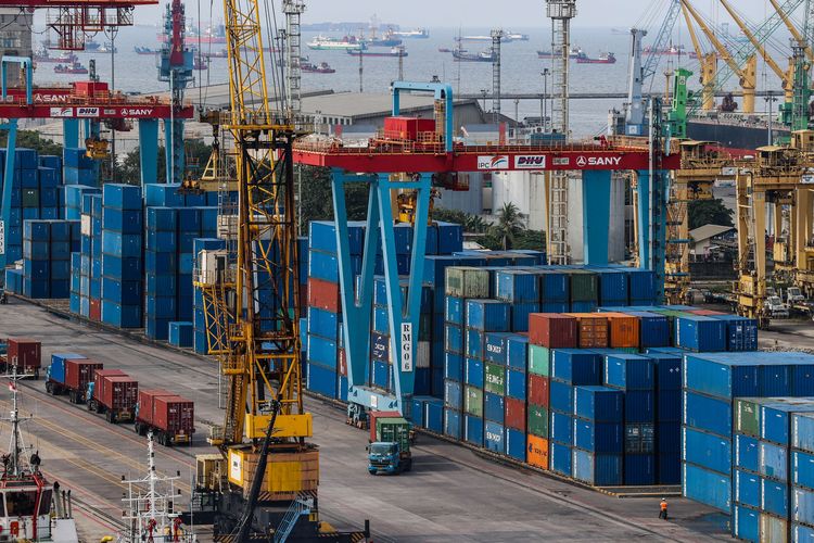 Aktivitas bongkar muat kontainer di Pelabuhan Tanjung Priok, Jakarta Utara, Senin (29/3/2021). Badan Pusat Statistik (BPS) melaporkan kinerja neraca perdagangan Indonesia mengalami surplus sebesar 2 miliar dollar AS. Untuk ekspor, realisasinya sebesar 15,27 miliar dollar AS atau tumbuh 8,56 persen (yoy). Sedangkan nilai impor realisasinya 13,26 miliar dollar AS atau tumbuh 14,86 persen.