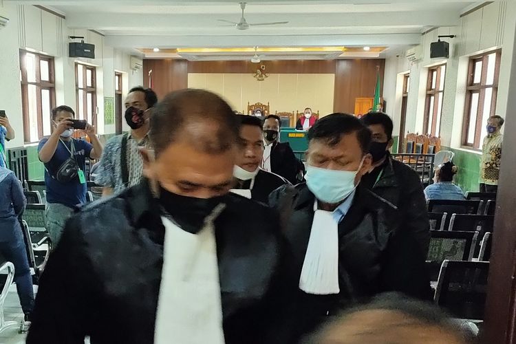 Sejumlah penasihat hukum Ketum GNPK RI Basri Utomo terdakwa kasus pencemaran nama baik Dandim 0712 Tegal, WO dari ruang sidang karena protes sidang digelar secara virtual di Pengadilan Negeri Tegal, Kamis (3/6/2021)