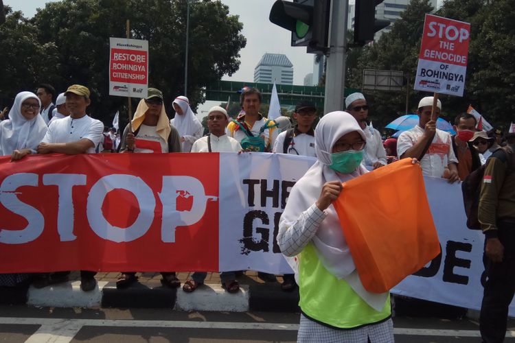 Massa Aksi Bela Rohingya yang digelar Partai Keadilan Sejahtera (PKS) di Bundaran Patung Kuda, Jakarta, Sabtu (16/9/2017).