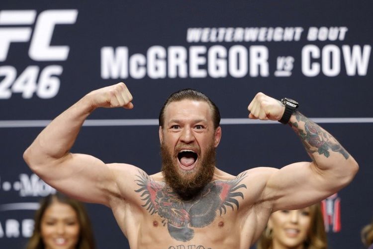 Bintang UFC asal Irlandia, Conor McGregor, berpose pada sesi konferensi pers jelang UFC 246. McGregor akan menghadapi Donald Cerrone pada 19 Januari 2020 pagi WIB.