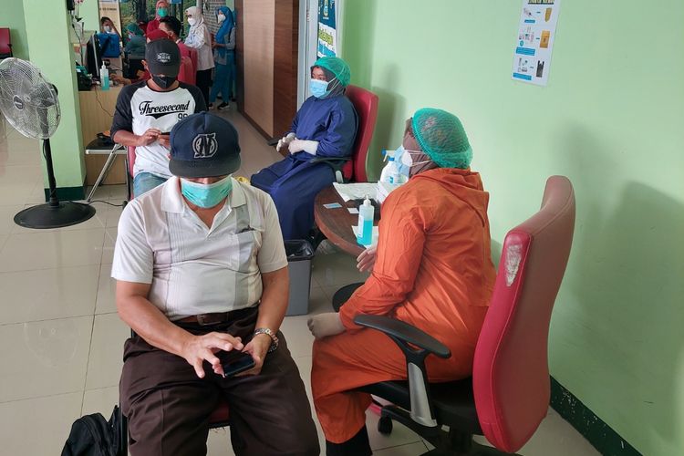 Peserta yang terdiri dari warga lanjut usia mengikuti vaksin booster di Puskesmas Panunggangan Barat, Kota Tangerang, Rabu (12/1/2022).