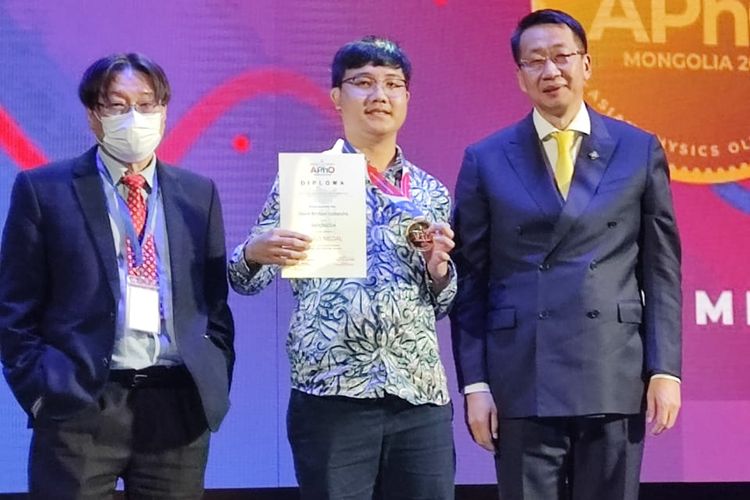 David Michael Indraputra dari SMAK Penabur Gading Serpong, Tangerang berhasil mendapatkan medali emas di ajang di Asian Physics Olympiad 2023.