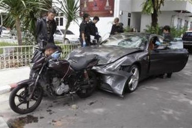 Inilah mobil Ferrari milik Vorayuth Yoovidhaya yang menabrak seorang polisi hingga tewas. Vorayuth yang adalah cucu pemilik merek dagang Red Bull kini dicari polisi karena mangkir dari pemeriksaan.
