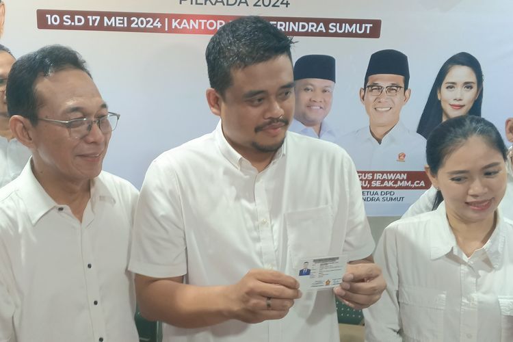 Walikota Medan, Bobby Nasution saat menunjukan KTA kader Partai Gerindra di DPD Gerindra Sumut, Senin (20/5/2024)