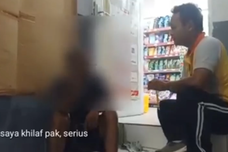 Tangkapan layar video viral mengenai seorang polisi yang tengah menginterogasi pelaku pencurian susu formula di Pekalongan.