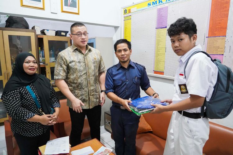 Pelajar Jakarta Mengadu ke DPRD DKI, Tunggakan Bikin Belum Bisa Ambil Seragam