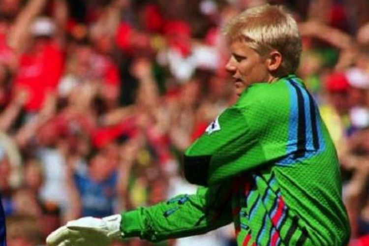 Kiper Arsenal, David Seaman (kiri), saat berhadapan dengan kiper Manchester United, Peter Schmeichel, dalam sebuah pertandingan.