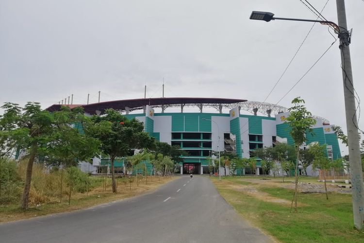Tampak akses jalan menuju Stadion Gelora Bung Tomo Surabaya sudah mulai rapi sebagai bentuk persiapan Piala Dunia U-20 2021.