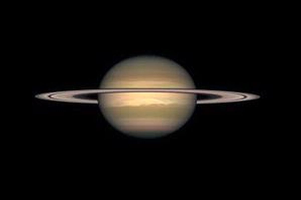 Planet Saturnus yang direkam Teleskop Ruang Angkasa Hubble pada tahun 1996.
