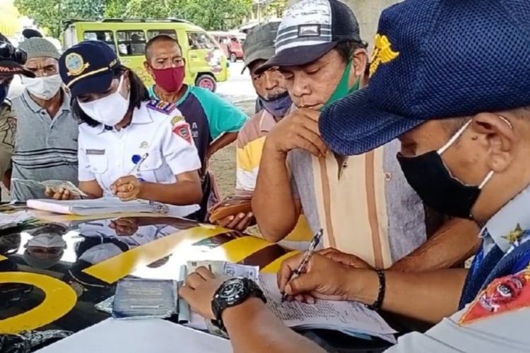 Petugas Dinas Perhubungan Kota Ambon mendata para sopir angkutan kota yang membuat pelanggaran karena mengangkut penumpang lebih dari ketentuan saat operasi penertiban di lakukan di Jalan Jenderal Sudirman AMbon, Kamis (30/7/2020)