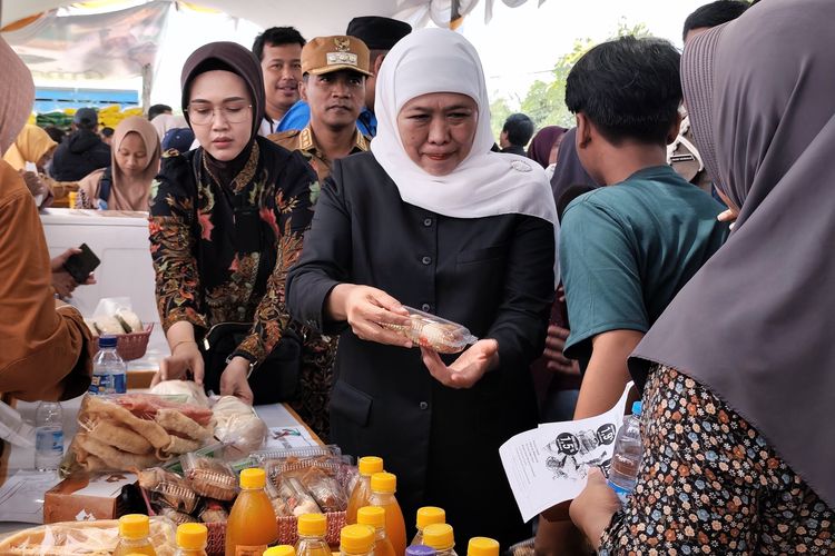 Borong Produk UMKM di Pasar Murah Bangkalan, Khofifah: Kurasi Produk