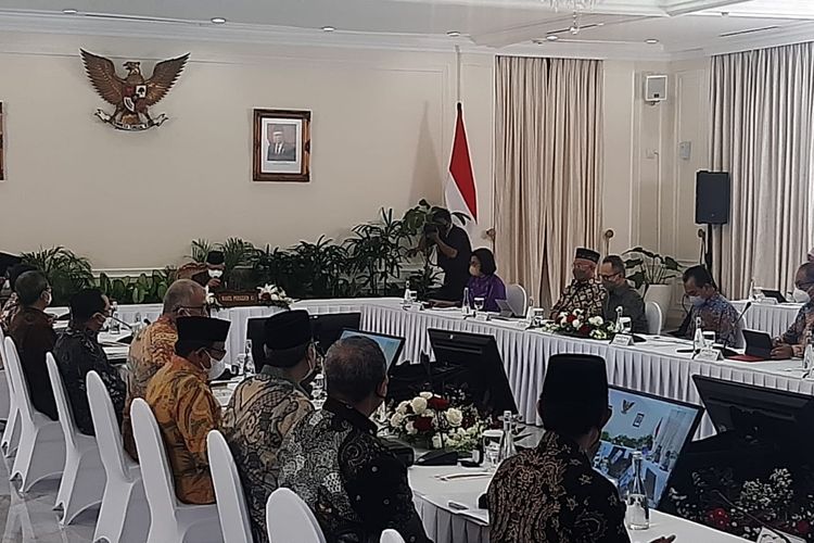 Wakil Presiden Ma'ruf Amin memimpin rapat pleno Komite Nasional Ekonomi dan Keuangan Syariah (KNEKS) di Istana Wakil Presiden, Jakarta, Selasa (20/12/2022).