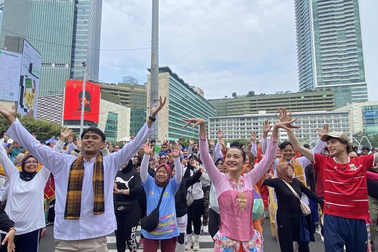 Saat Anak-anak hingga Lansia Menari Bersama Abang None di CFD Bundaran HI