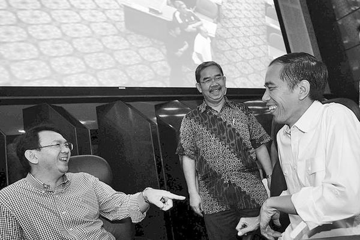 Pasangan gubernur DKI Jakarta terpilih, Joko Widodo dan Basuki Tjahaja Purnama, bercanda di sela-sela mengikuti geladi bersih pelantikan gubernur-wakil gubernur di ruang sidang DPRD DKI Jakarta di Jalan Kebon Sirih, Jakarta Pusat, Minggu (14/10). Joko Widodo-Basuki Tjahaja Purnama akan dilantik menjadi gubernur dan wakil gubernur pada hari ini.