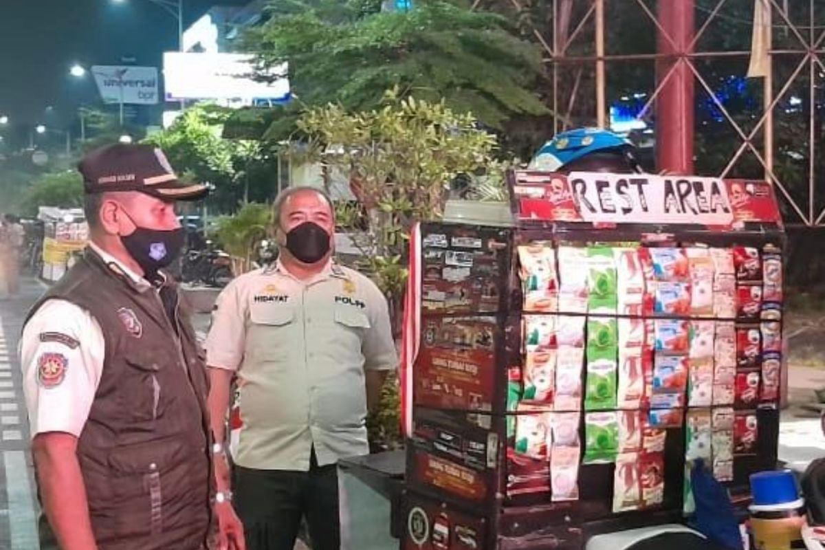 Satpol-PP Kota Bekasi saat melakukan razia ke sejumlah pedagang kopi keliling atau starling di Jalan Ahmad Yani, Bekasi Selatan, Kota Bekasi, Minggu (28/8/2022). Dalam razia tersebut, sebanyak 12 dagangan milik pedagang kopi keliling itu dibawa ke Kantor Satpol-PP sebagai barang bukti. 