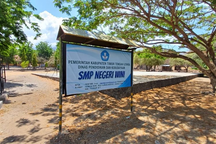 Plang Sekolah Menengah Pertama (SMP) Wini di Humus C, Insana Utara, Kabupaten Timor Tengah Utara, Nusa Tenggara Timur, Jumat (17/11/2023).