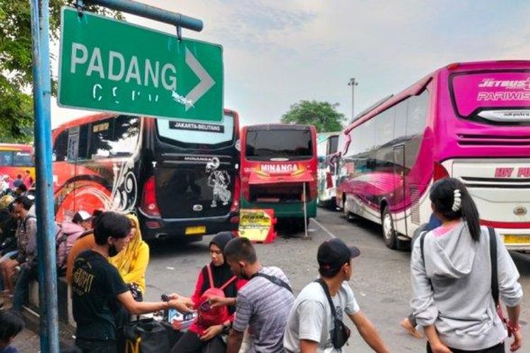 Sejumlah pemudik memadati dan menumpuk di Terminal Kalideres, Jakarta Barat, Kamis (20/4/2023) siang, lantaran bus tujuan mereka terjebak kemacetan di jalan sehingga datang terlambat.