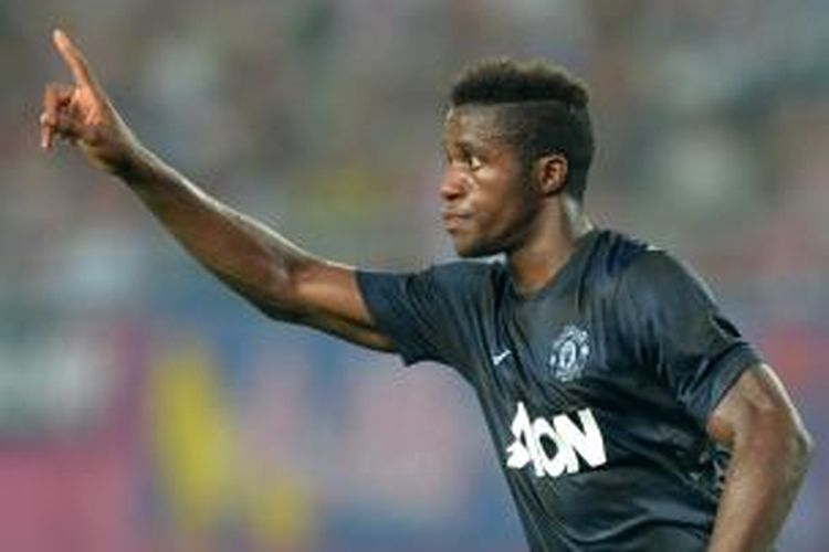 Striker Manchester United, Wilfried Zaha, melakukan selebrasi setelah mencetak gol ke gawang Cezero dalam laga pra-musim di Jepang, Jumat (26/7/2013). Gol Zaha di masa injury time selamatkan MU dari kekalahan karena skor akhir menjadi 2-2.