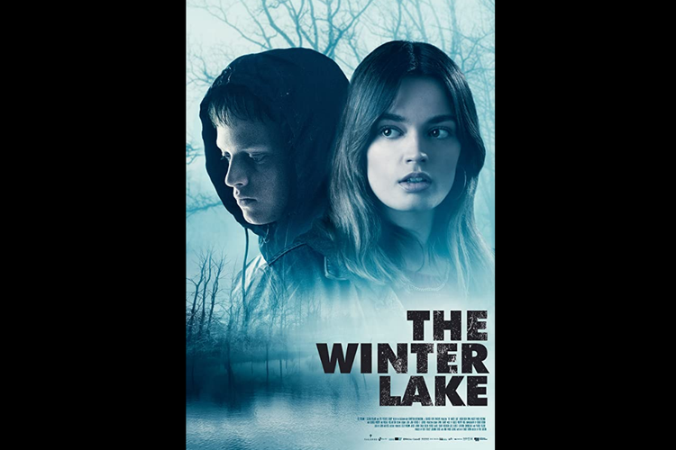 Anson Boon dan Emma Mackey dalam film drama misteri The Winter Lake (2020).