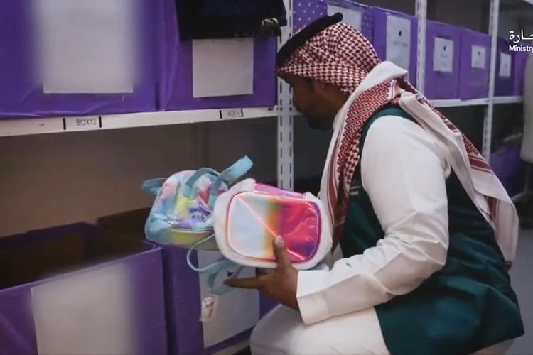 Pemerintah Arab Saudi sita mainan warna pelangi karena dianggap promosikan LGBT. Barang-barang yang ditargetkan dalam penggerebekan baru-baru ini termasuk busur berwarna pelangi, rok, topi, kotak pensil, dan tas.