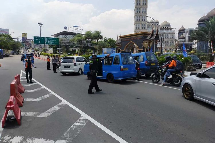 Sejumlah petugas gabungan dari Satgas Penanganan Covid-19 Kabupaten Bogor tengah menyekat kendaraan yang hendak naik ke Puncak Bogor, Jawa Barat, Jumat (10/9/2021).