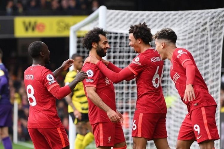 Mohamed Salah (dua kari kiri) merayakan golnya bersama rekan satu timnya pada laga pekan ke-8 Liga Inggris yang mempertemukan Watford vs Liverpool di Stadion Vicarage Road, Sabtu (16/10/2021) malam WIB.