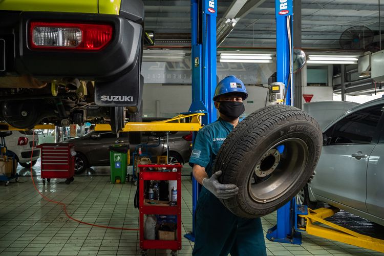 Ilustrasi servis mobil di bengkel resmi Suzuki