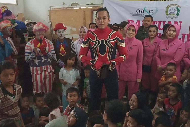 Para korban bencana di pengungsian menjalani trauma healing dari Polres Bogor di pengungsian sekolah SD Negeri Sukajaya 03, Kampung Sinar Harapan, Desa Harkat Jaya, Kecamatan Sukajaya, Kabupaten Bogor, Jawa Barat, Kamis (9/1/2020).