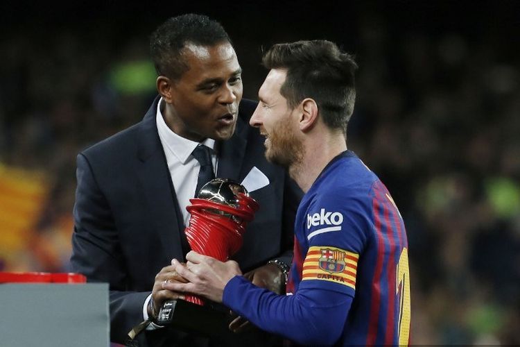 Patrick Kluivert berikan penghargaan Pemain Terbaik Maret kepada Lionel Messi pada sela-sela pertandingan Barcelona vs Atletico Madrid dalam lanjutan La Liga Spanyol di Stadion Camp Nou, 6 April 2019. 