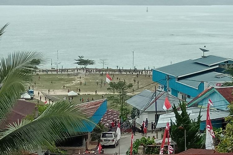 Massa saat berkumpuk di Pasar Fakfak Papua Barat Rabu (21/8/2019)