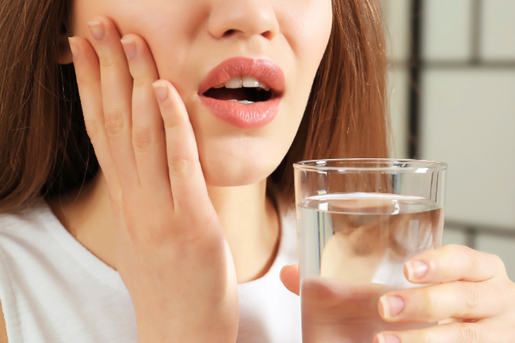 Cara membuat larutan air garam untuk meredakan sakit gigi